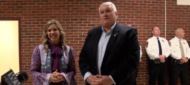 राज्य सीनेटर ट्रैविस हैकवर्थ के साथ प्रथम महिला